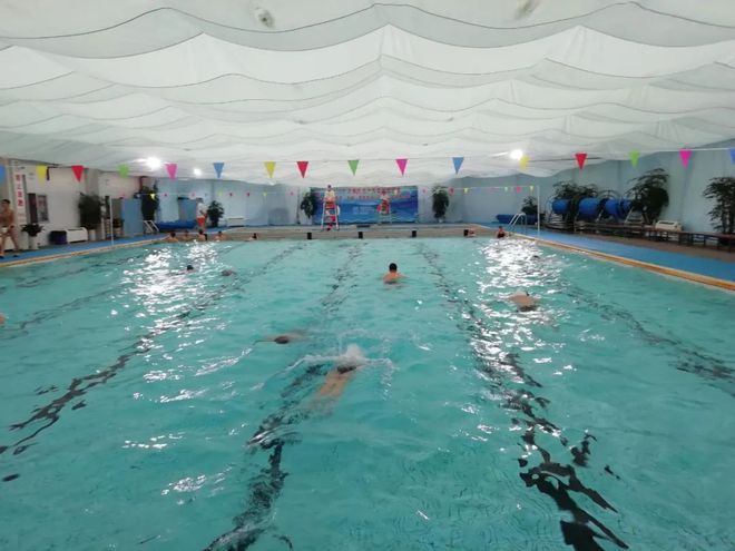 【疫情期间开放的游泳池